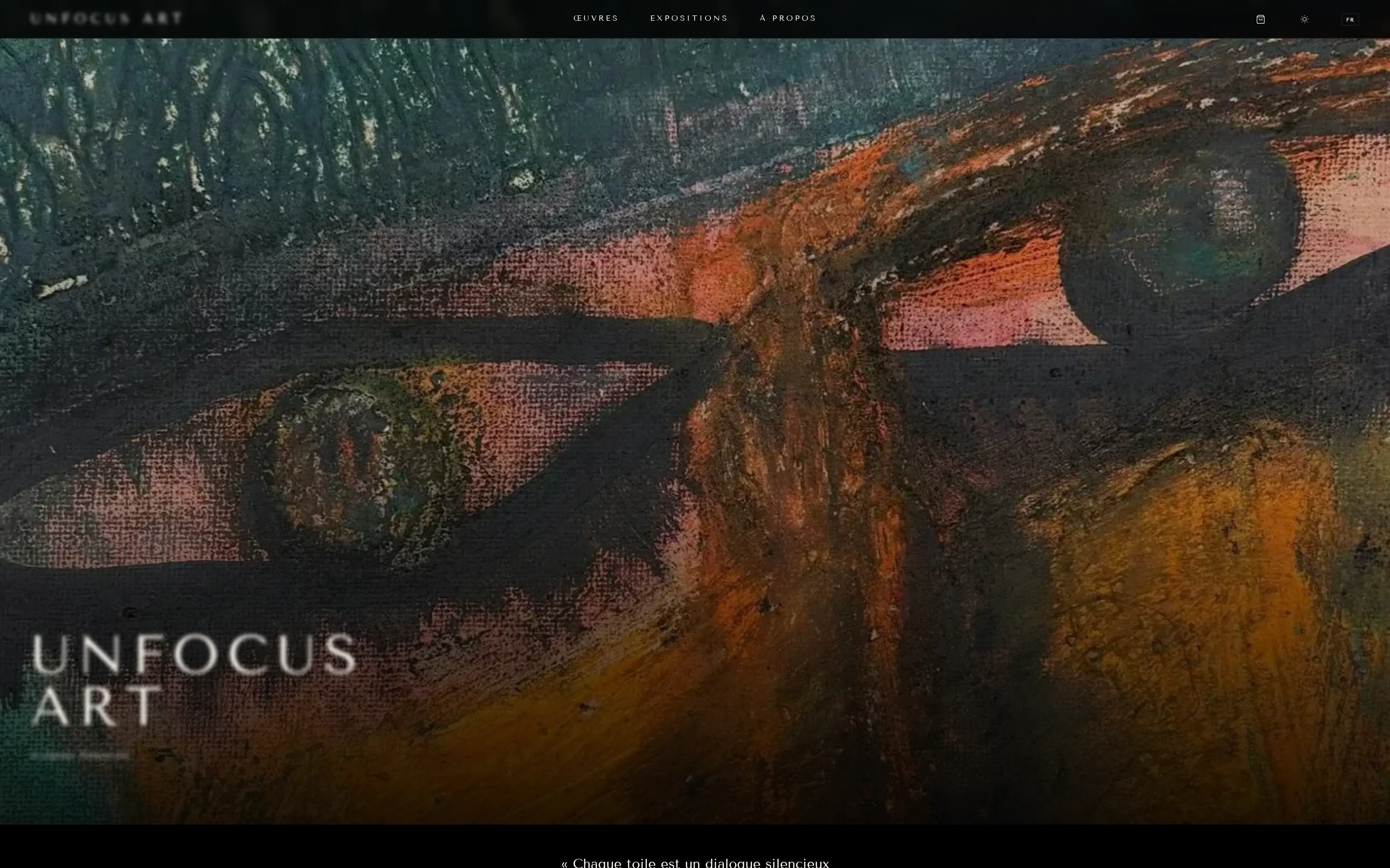 Page d'accueil du site unfocus.art : une toile en plein écran sur fond noir, le titre « Unfocus Art » en lettres espacées, et une navigation sobre vers les œuvres et les expositions.